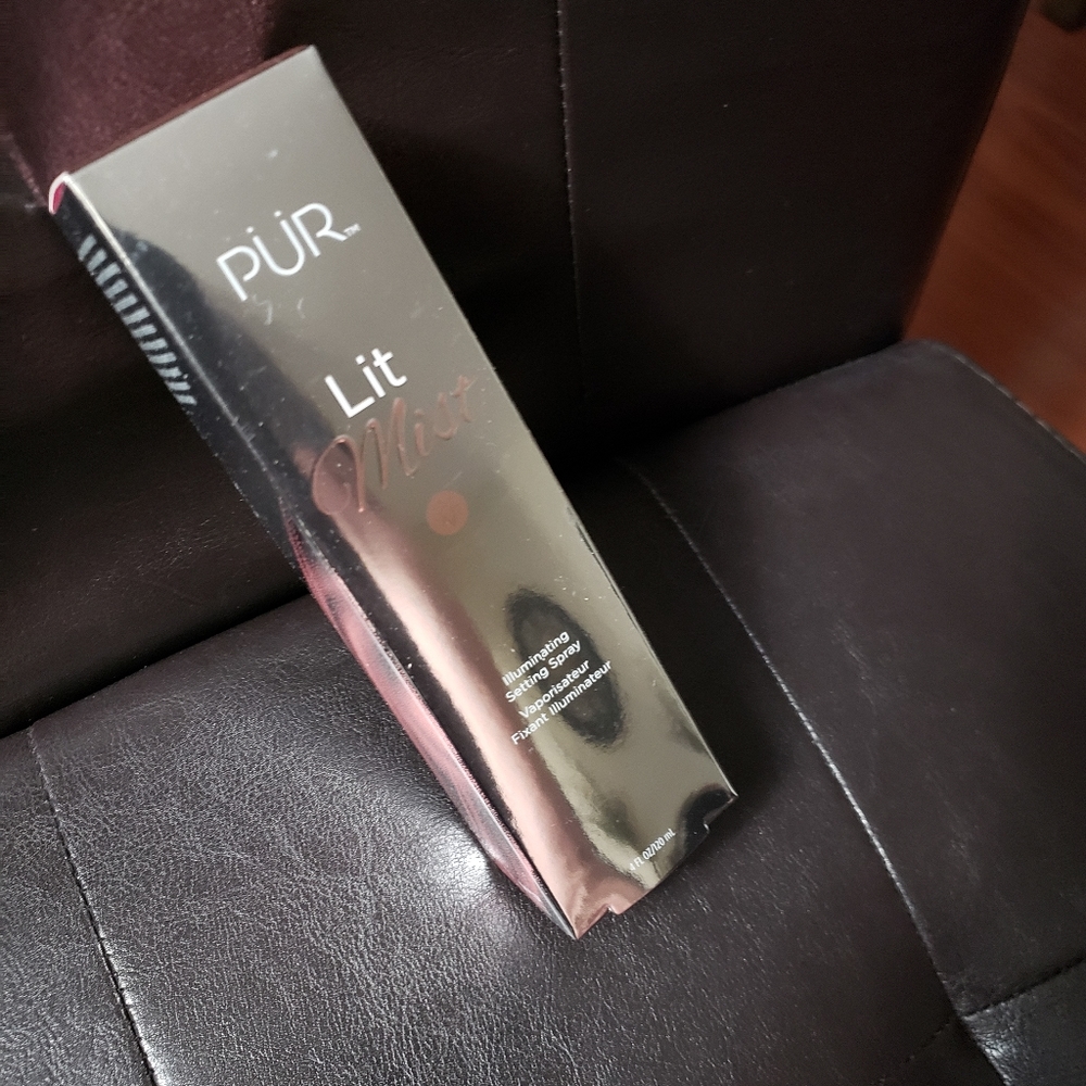 Illuminating setting spray